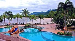 Bassein majutusasutuses Langkawi Lagoon Floating Resort 02 või selle lähedal