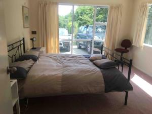 une chambre avec deux lits et une grande fenêtre dans l'établissement Lake Hawea Family Holiday Home, à Lake Hawea