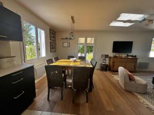 Η κουζίνα ή μικρή κουζίνα στο Charmante maison rénovée à 200 m de la plage - FR-1-194-316