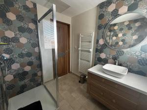 Ένα μπάνιο στο Charmante maison rénovée à 200 m de la plage - FR-1-194-316 +19 φωτογραφίες