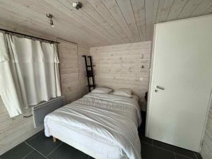 une chambre avec un lit dans une pièce avec une fenêtre dans l'établissement Villa spacieuse pour 10 personnes avec WIFI dans le quartier de la Grière - FR-1-194-317, à La Tranche-sur-Mer