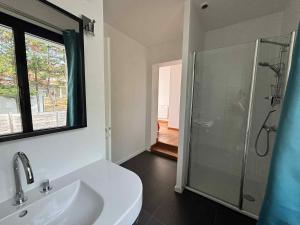 une salle de bain avec un lavabo blanc et une douche dans l'établissement Villa spacieuse pour 10 personnes avec WIFI dans le quartier de la Grière - FR-1-194-317, à La Tranche-sur-Mer 28 autres photos