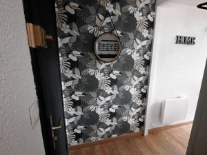 a room with a door with a flowery wallpaper at Maisonnette rénovée proche plage avec animaux acceptés et parking - FR-1-194-319 in La Faute-sur-Mer