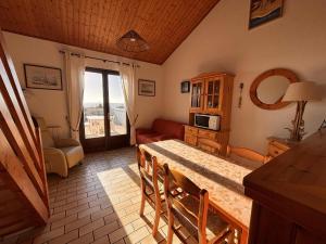 Kuchyň nebo kuchyňský kout v ubytování Maisonnette avec Terrasse et Vue Mer, Animaux Admis - FR-1-194-323