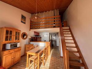 Kuchyň nebo kuchyňský kout v ubytování Maisonnette avec Terrasse et Vue Mer, Animaux Admis - FR-1-194-323