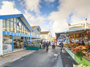a group of people walking down a street in a market at Studio à La Faute-sur-Mer avec vue sur la lagune et océan, parking et animal admis - FR-1-194-325 in La Faute-sur-Mer