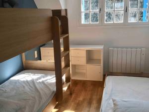 una piccola camera con letto a castello e scrivania di Maison de pêcheur cosy à Sarzeau pour 5 pers. avec jardin privé et parking. - FR-1-639-155 a Brillac