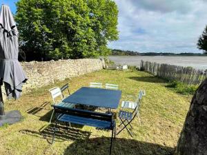 tavolo e sedie blu con vista sull'acqua di Maison de pêcheur cosy à Sarzeau pour 5 pers. avec jardin privé et parking. - FR-1-639-155 a Brillac
