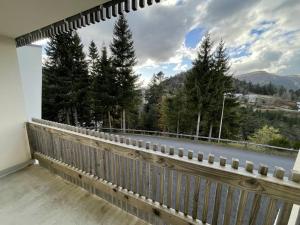 勒利然Spacieux T2 avec balcon près des pistes au Lioran - FR-1-787-134的享有河流和树木景致的阳台