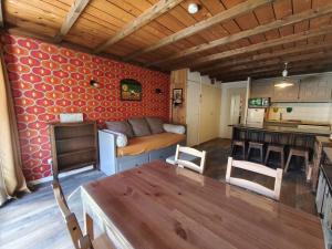 a living room with a couch and a table at Studio coin montagne avec balcon - Pra Loup 1600 - FR-1-804-57 in Pra-Loup