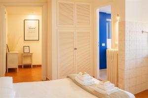 - une chambre avec une douche et un lit avec des serviettes dans l'établissement Amalia Vatican House, à Rome