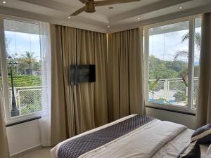 um quarto com uma cama e uma janela grande em Munnar Peak Paradise em Devikolam