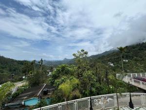 uma vista para as montanhas a partir de uma varanda de uma casa em Munnar Peak Paradise em Devikolam