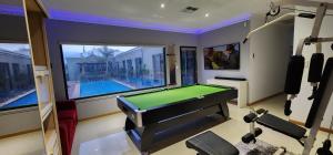 Τραπέζι μπιλιάρδου στο Waterfront GateAway with POOL SPA SAUNA