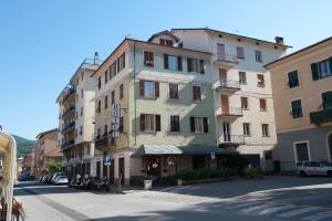 un edificio su una strada con moto parcheggiate di fronte di Albergo Vittoria a Busalla