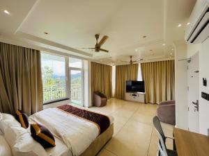 um quarto com uma cama grande e uma varanda em Munnar Peak Paradise em Devikolam