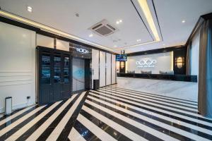 uitzicht op een lobby van een gebouw bij Xana Hotelle Jinan Daminghu North Gate in Jinan