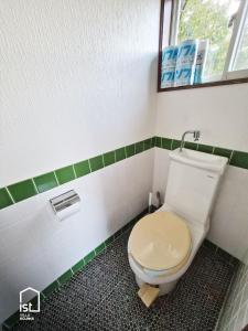 Habitación con ventana y baño con aseo. en ist villa 04 Ocean Escape Sleeps 3, en Bizen 9 fotos más