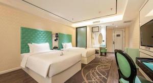 ein Hotelzimmer mit zwei Betten und einem Flachbildfernseher in der Unterkunft Xana Lite Korla Shihua Avenue Longquehe in Korla + 173 Fotos