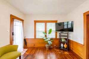 TV a/nebo společenská místnost v ubytování Cozy Craftman Cottage in Quiet Historic Vallejo Neighborhood