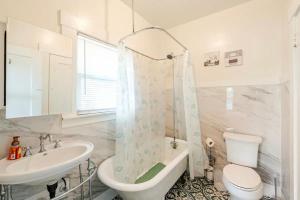 Koupelna v ubytování Cozy Craftman Cottage in Quiet Historic Vallejo Neighborhood + 11 fotografií