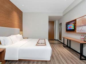 ein großes weißes Bett in einem Hotelzimmer in der Unterkunft JTOUR Inn Yulin Railway Station Industrial Products Market in Yulin