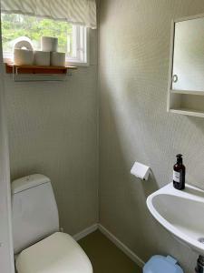 Koupelna v ubytování Forest Cottage Near The Sea On Orust + 17 fotografií