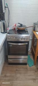 einen Herd mit einer Pfanne darüber in der Küche in der Unterkunft Zebra Guest House in Ulaanbaatar