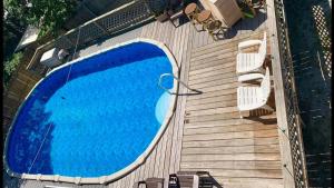 een uitzicht over het zwembad met 2 stoelen bij Bay Beach Bungalow in Town Bank