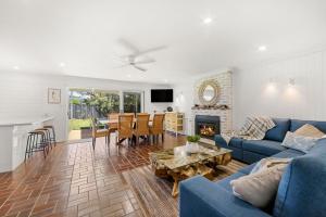 Et tv og/eller underholdning på Cedasands - Pet Friendly - 4 Mins Walk to Beach