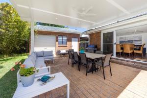 En terrasse eller udendørsområde på Cedasands - Pet Friendly - 4 Mins Walk to Beach