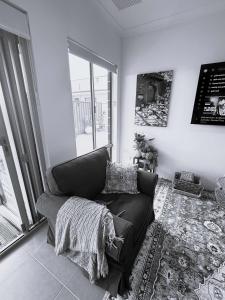 ein Wohnzimmer mit Couch und großem Fenster in der Unterkunft 42 Coogee Beach Marina 3br Haven Near Omeo Wreck in Spearwood