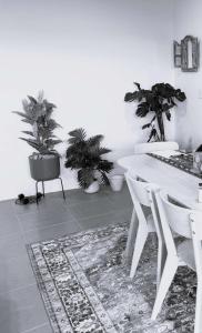 ein Esszimmer mit Tisch, Stühlen und Pflanzen in der Unterkunft 42 Coogee Beach Marina 3br Haven Near Omeo Wreck in Spearwood + 8 Fotos