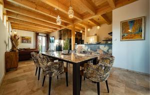 埃伦豪森Poolvilla Ratsch的餐厅里有一张桌子和几把椅子