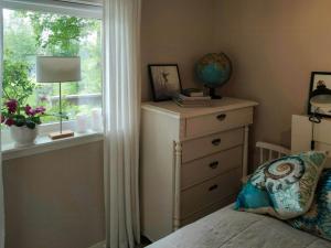 une chambre avec un lit, une commode et une fenêtre dans l'établissement Newly Renovated Cottage With Sea View In Säckebäck, à Varekil