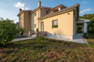 Το κτήριο όπου στεγάζεται  η παραθεριστική κατοικία