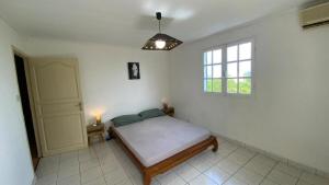 Ένα ή περισσότερα κρεβάτια σε δωμάτιο στο Large house with on-site parking