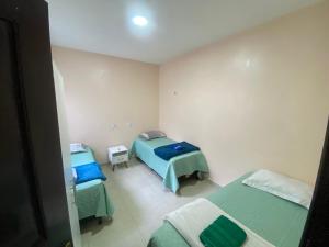 een kamer met twee bedden in een kamer met bij Elizondo Pousada Dr Freitas in Belém