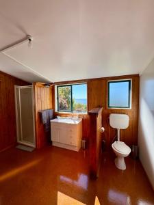un bagno con un water e un lavandino di White Star Station Farm Holiday Park a Coromandel Altre 82 foto
