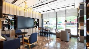 een woonkamer met stoelen en een eetkamer bij Echarm Hotel Nanning Wuming in Wuming