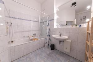 Koupelna v ubytování Cozy DOR Stilvolles Apt Parkplatz Netflix + 47 fotografií