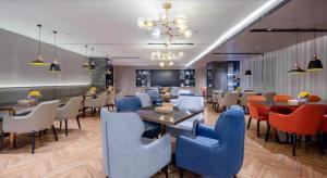 een restaurant met stoelen en tafels en een eetkamer bij Echarm Hotel Nanning Wuming in Wuming