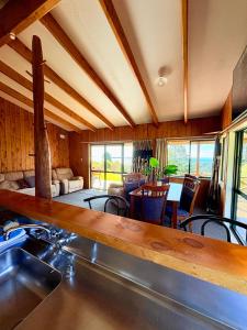 una cucina con lavello e un soggiorno di White Star Station Farm Holiday Park a Coromandel