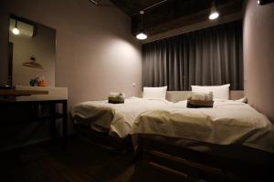 Postel nebo postele na pokoji v ubytování NYS Loft Hotel