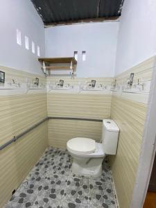 a bathroom with a toilet and three sinks at Homestay Nhà Của Gạo in Ấp Thiẹn Ái +26 photos