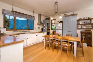 Η κουζίνα ή μικρή κουζίνα στο Bay View Retreat Queen Charlotte Drive