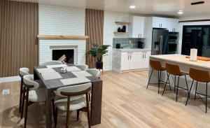 eine Küche und ein Esszimmer mit Tisch und Stühlen in der Unterkunft Modern Renovated Home in Charlottesville + 7 Fotos