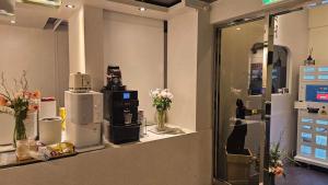 a store with flowers and machines on a counter at 더 갤러리 호텔 in Suwŏn-yŏk