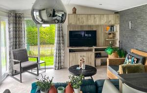 heinkenszandにある2 Bedroom Amazing Home In Heinkenszandのソファとテレビのあるリビングルーム