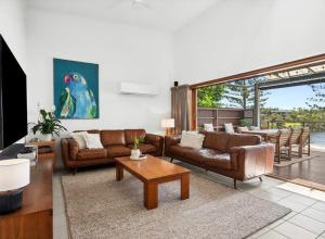 Μια τηλεόραση ή/και κέντρο ψυχαγωγίας στο Twin Waters 3 Bedroom Lake View Villa